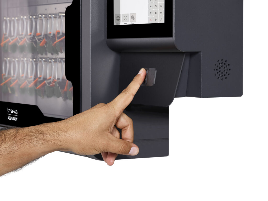 Gabinetes inteligentes de Traka transforman la gestión de accesos en entornos corporativos 3 M PRO HANDS FINGERPRINT FINGER ON MALE.jpg